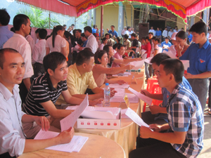 Người lao động tham gia tư vấn việc làm tại phiên giao dịch việc làm huyện Tân Lạc.